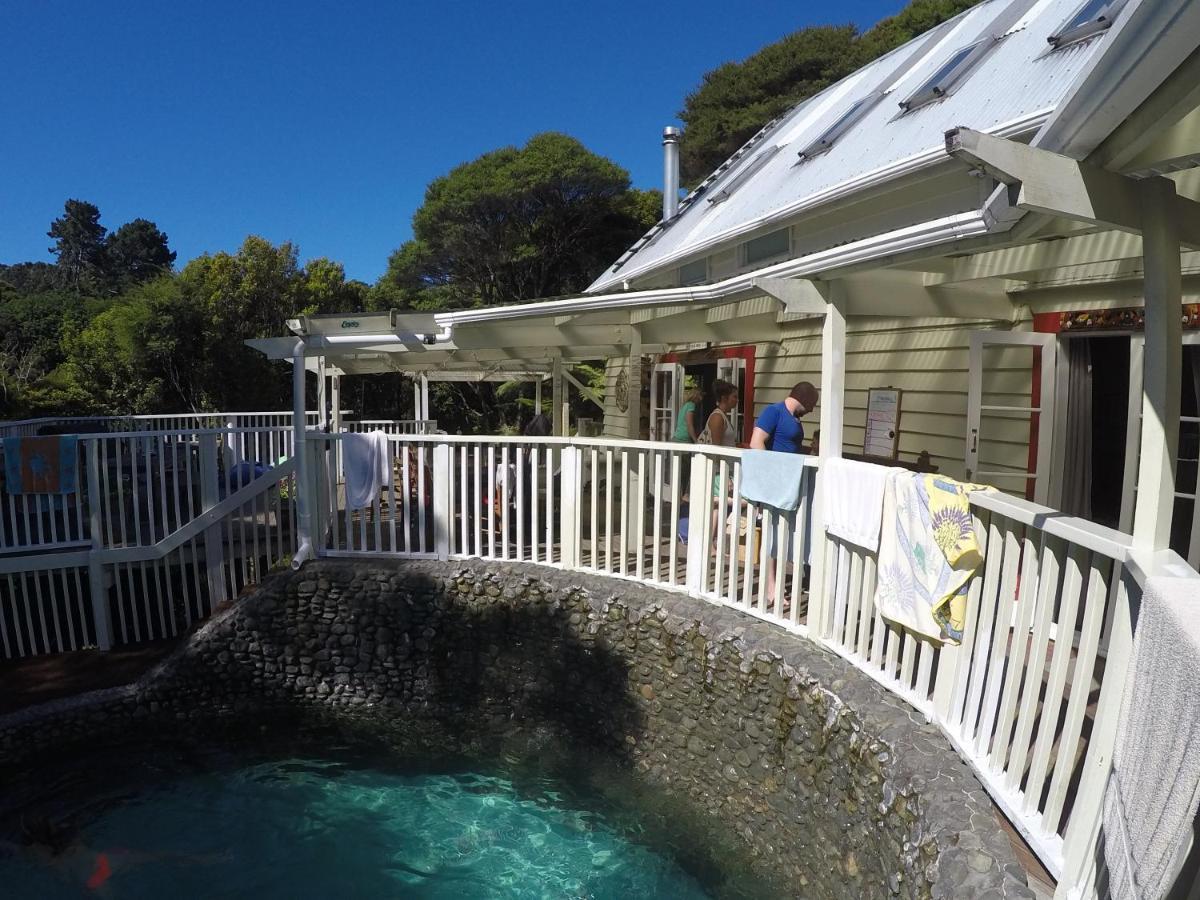 Hekerua Lodge Backpackers Oneroa Exterior foto